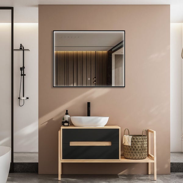 Modernes Badezimmer mit Waschtisch, Aufsatzwaschbecken, schwarzer Armatur und LED Spiegel an einer Wand in einer eleganten und geräumigen Umgebung.