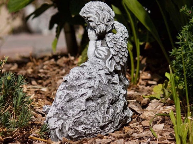 Gartenfigur in Form eines sitzenden Engels auf einem Felsen aus witterungsbeständigem Material zur Gartendekoration