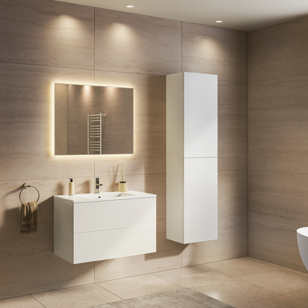 Modernes Badezimmer mit weißem Waschbeckenunterschrank, Hochschrank, LED Spiegel und sandfarbenen Wandfliesen in einem minimalistischen Design.