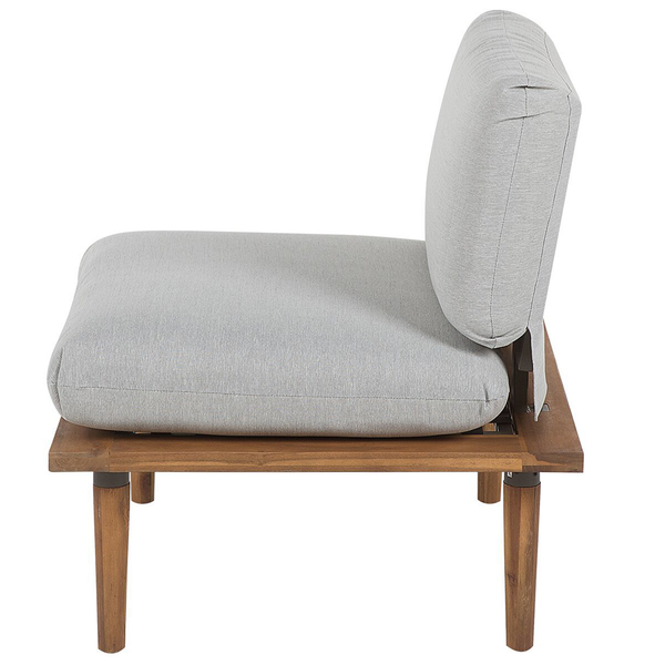 Gartenstuhl mit hölzernem Rahmen und Sitzkissen