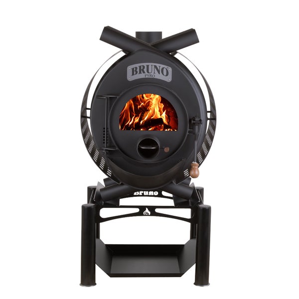 Schwarzer Bruno Pyro Holzofen mit brennendem Holz