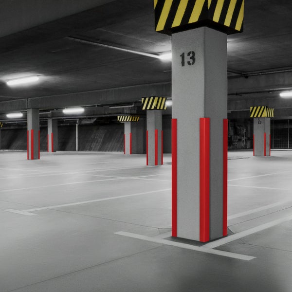 Mehrstöckiges Parkhaus mit nummerierten Säulen und Sicherheitsmarkierungen