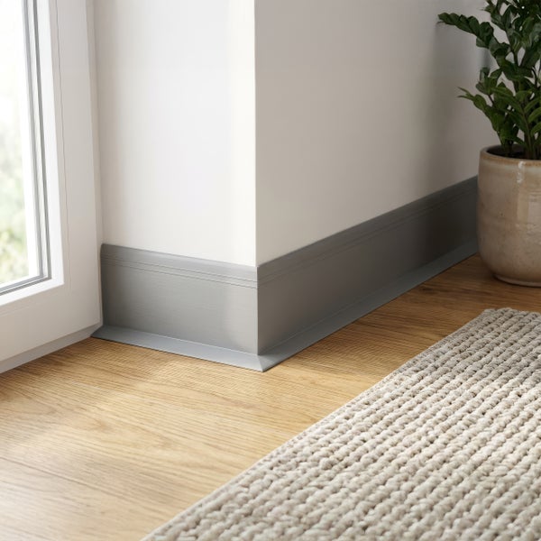 Graue Sockelleiste im Innenraum an der Wand