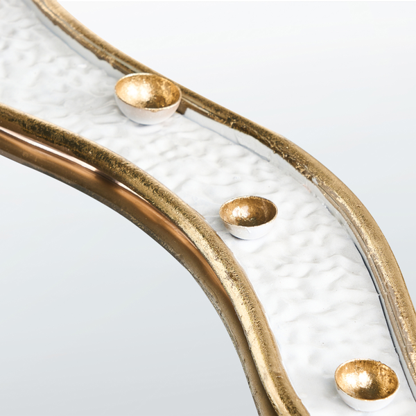 Dekorationsobjekt mit goldenen Akzenten und wellenförmigem Design