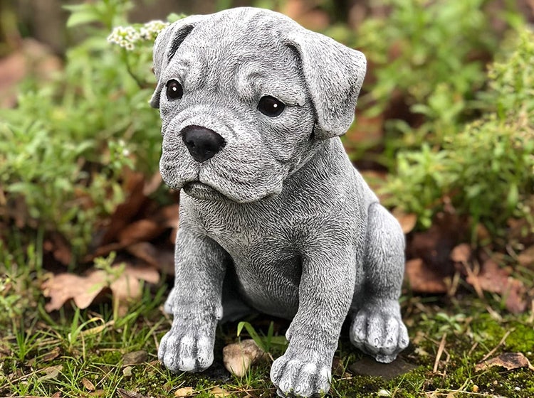 Steinfigur Hundewelpe sitzend als Gartendekoration aus Kunststein