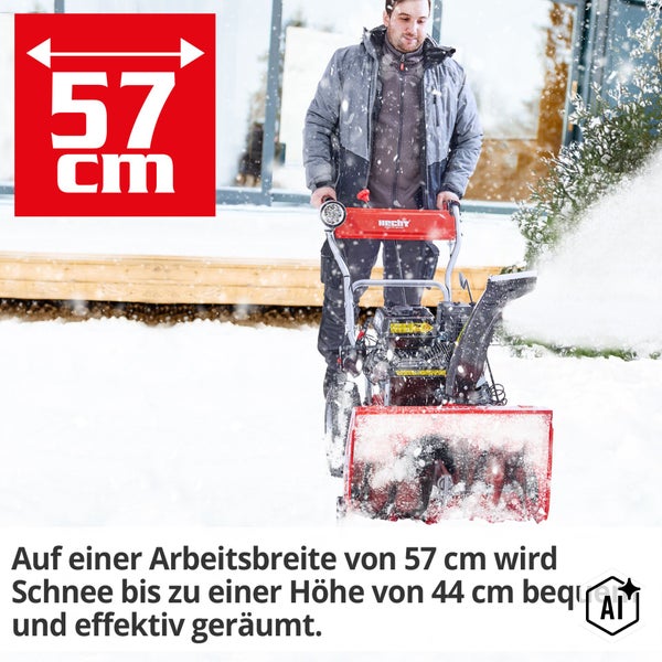 Ein Mann bedient eine Hecht Schneefräse mit 57 Zentimeter Arbeitsbreite beim Räumen von Schnee vor einem Haus.