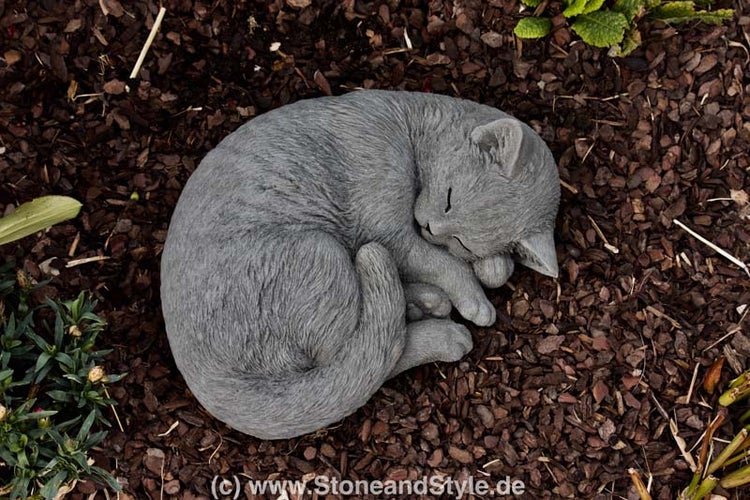 Gartenfigur in Form einer schlafenden Katze aus wetterfestem Material zur Dekoration im Außenbereich.