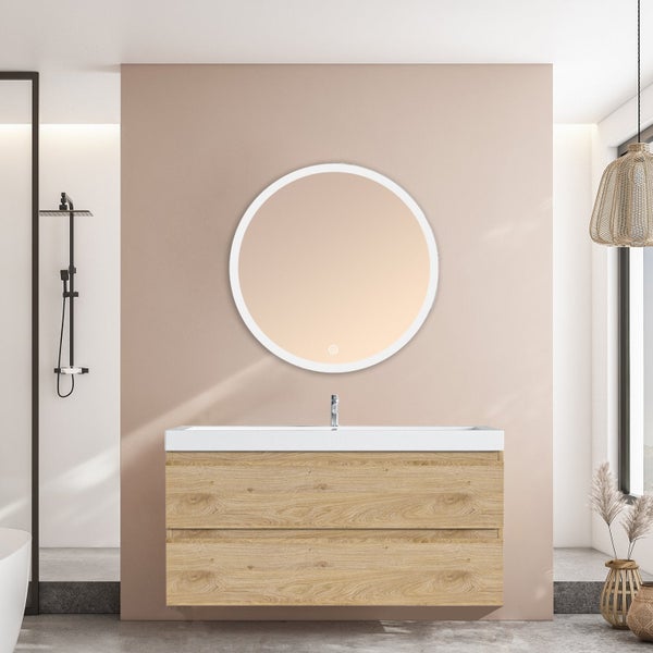 Hängendes Badezimmermöbel Set in Holzoptik mit weißem Waschtisch und rundem Spiegel mit Beleuchtung in einem hellen, modernen Badezimmer.