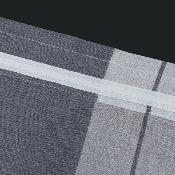 Detailaufnahme eines Vorhangs mit Streifenmuster