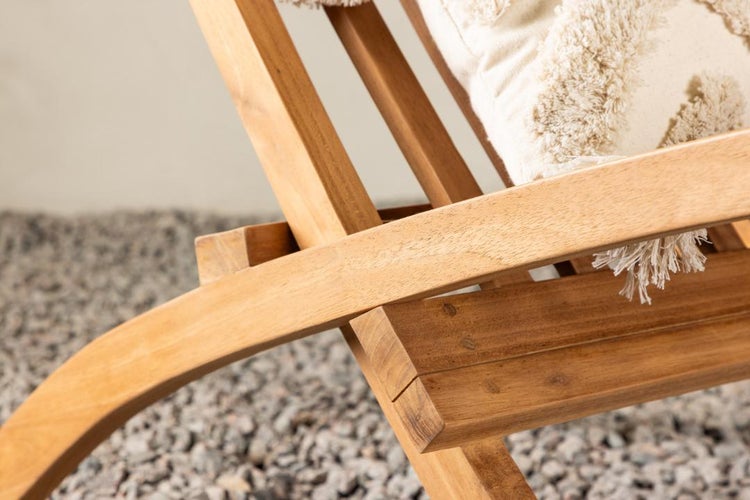 Detailaufnahme einer Holzliege mit Kissen