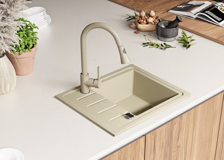 Küchenspüle mit Armatur auf einer Küchentheke mit Dekorationsartikeln.