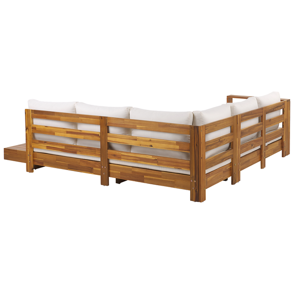 Gartenecklounge aus Holz mit weißen Kissen.