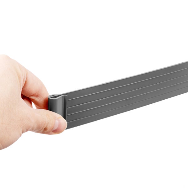 Graue Sockelleiste wird von einer Hand gehalten