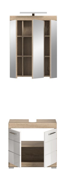 Badezimmermöbel-Set bestehend aus dreitürigem Spiegelschrank mit Beleuchtung und Waschbeckenunterschrank in Holzoptik und Weiß.
