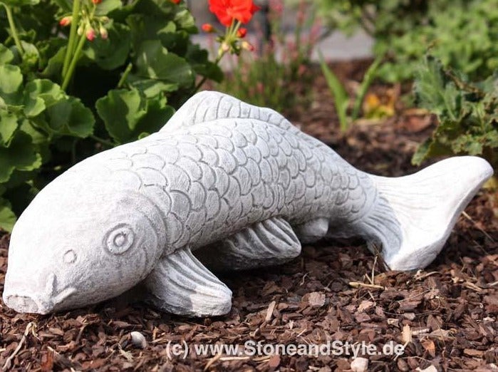 Dekorative Gartenfigur Koi Karpfen aus Stein für den Außenbereich