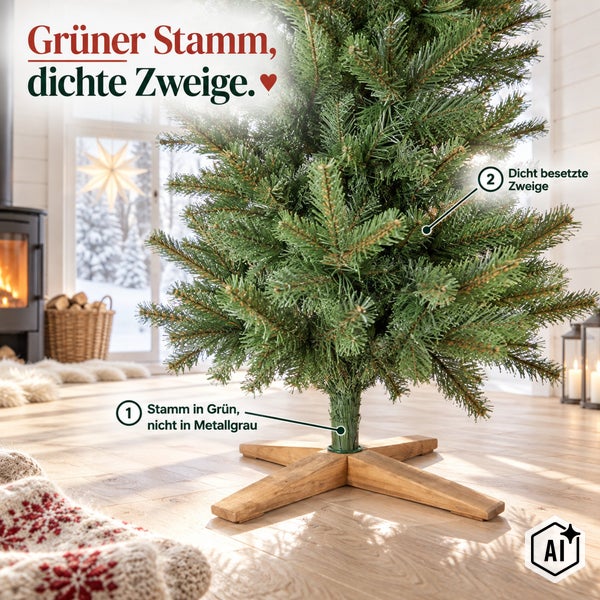 Künstlicher Weihnachtsbaum mit grünem Stamm und dicht besetzten Zweigen auf einem Holzkreuzständer in einem winterlichen Wohnzimmer.