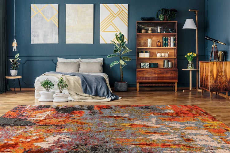 Moderner Teppich mit abstraktem Muster in einem stilvoll eingerichteten Schlafzimmer mit dunkler Wand, Holzboden und dekorativen Elementen.