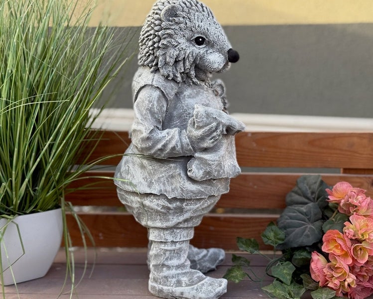 Detaillierte Gartenfigur in Form eines stehenden Igels in Kleidung, aus Steinguss für die Gartendekoration.