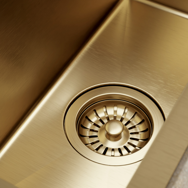 Einbau-Küchenspüle aus gebürstetem Metall mit passendem Siebkorbventil.