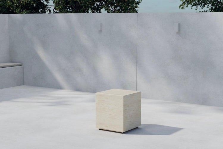 Kubischer Beistelltisch aus Travertin im Außenbereich
