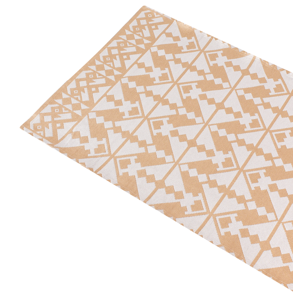 Detailansicht eines gewebten Textils mit geometrischem Muster aus Rauten und Zickzacklinien in Beige und Weiß.