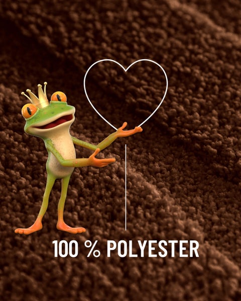 100 Prozent Polyester Materialhinweis mit Frosch und Herz auf weicher Teppichoberfläche.