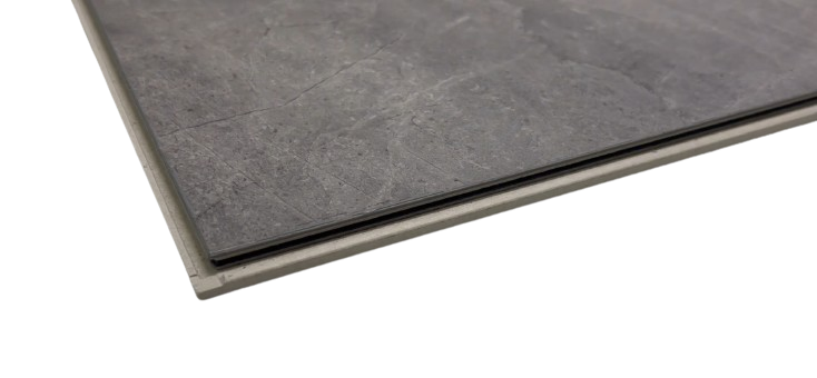 Nahaufnahme einer grauen Vinylbodenfliese mit Steinoptik