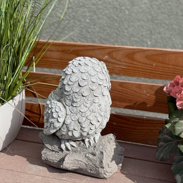 Gartenfigur Eule auf Baumstamm aus Steinguss zur Dekoration im Außenbereich