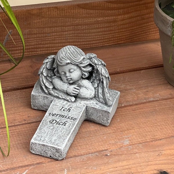 Grabschmuck Kreuz mit schlafendem Engel und Gravur Ich vermisse Dich aus Stein