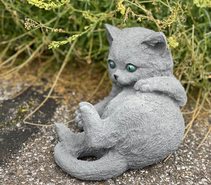 Gartenfigur Katze aus Steinguss sitzend fuer den Garten