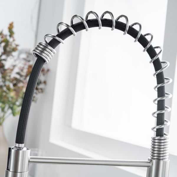 Detailansicht eines Küchenarmatur Federbrauseschlauchs mit Metallspirale und Textilummantelung.