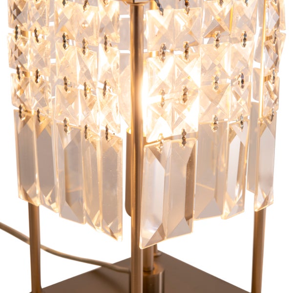 Nahaufnahme einer Tischleuchte mit Kristallanhängern