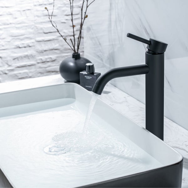 Moderne hohe Waschtischarmatur in einem Badezimmer mit einem weißen Aufsatzwaschbecken und fließendem Wasser.