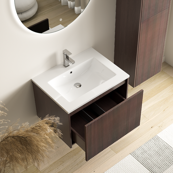 Badezimmermöbel Set mit Waschtischunterschrank mit Lamellenfront und Waschbecken aus Keramik inklusive Armatur und rundem Spiegel.