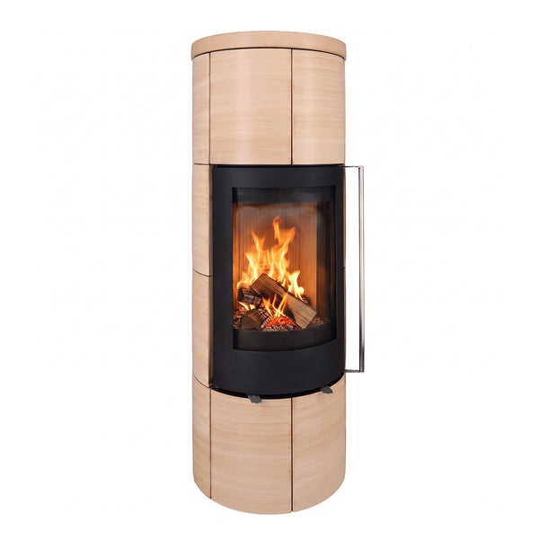 Runder Kaminofen mit Steinverkleidung und Sichtfenster mit brennendem Holzfeuer