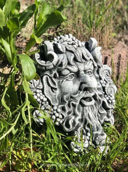 Steinfigur Waldgeist als Garten-Wanddeko aus witterungsbeständigem Steinguss mit Weinlaub-Motiv.