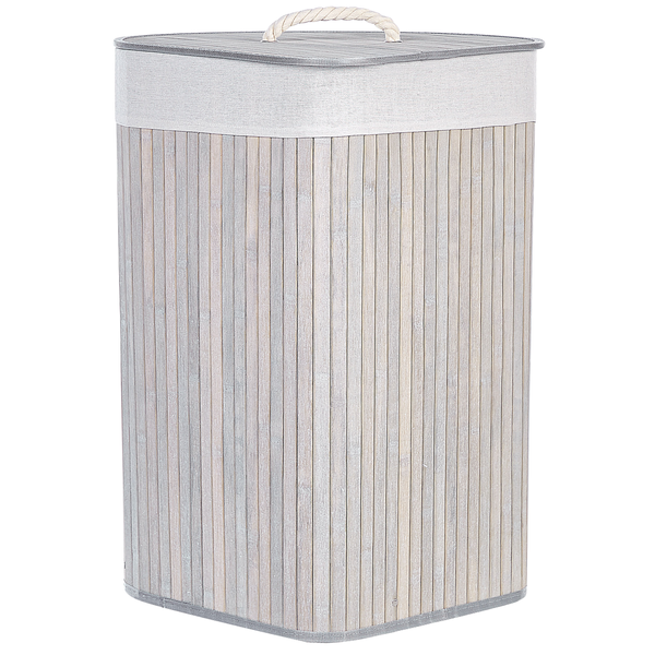 Wäschesammler aus Bambuslamellen mit Stoffeinlage und Seilgriff am Deckel in einem hellen, organisierten Badezimmer neben einer Holzwand.