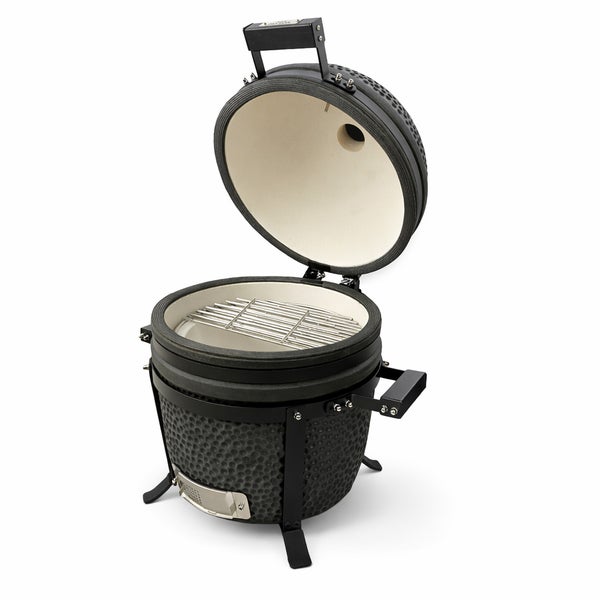 Keramikgrill mit geöffnetem Deckel und Grillrost.