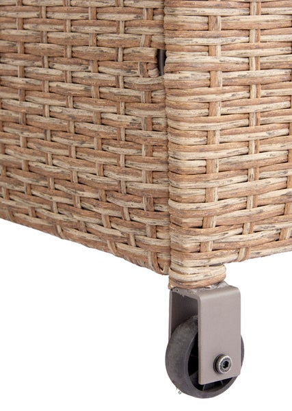 Akkubetriebener Winkelschleifer schneidet Steinplatte