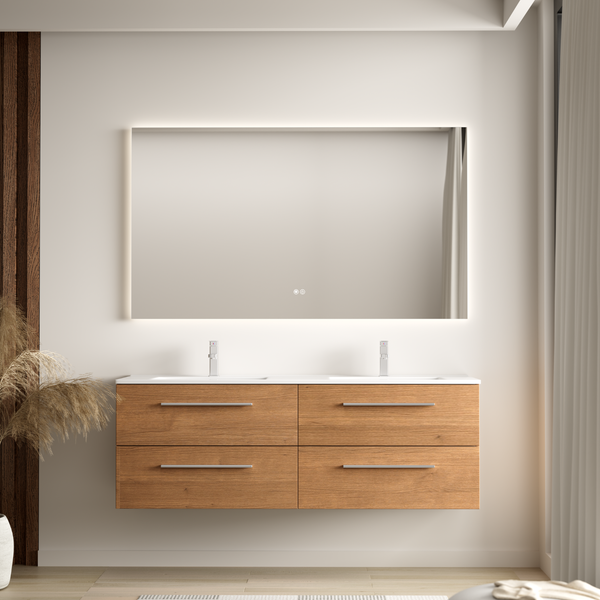 Moderner Doppelwaschtisch mit Holzoptik Unterschrank und großem beleuchtetem Wandspiegel in einem hellen Badezimmer.