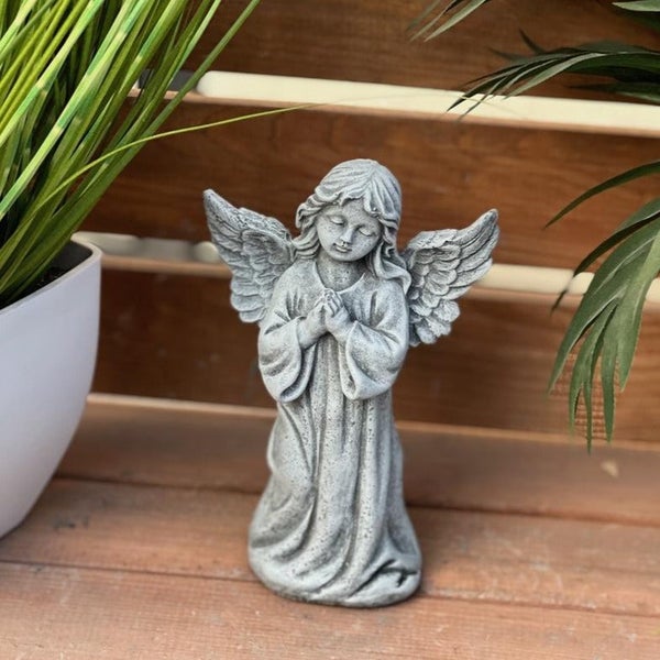 Steinfigur Engel betend als Dekoration fuer den Garten
