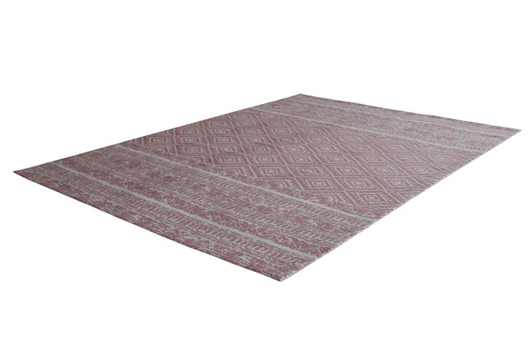 Rechteckiger Teppich mit geometrischem Rautenmuster und verzierten Bordüren in Rosa und Weiß.