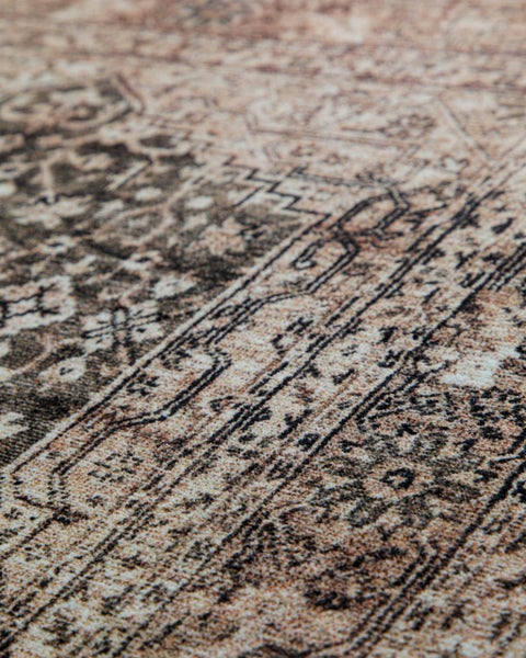 Nahaufnahme eines Teppichs mit Vintage-Muster und orientalischen Ornamenten.