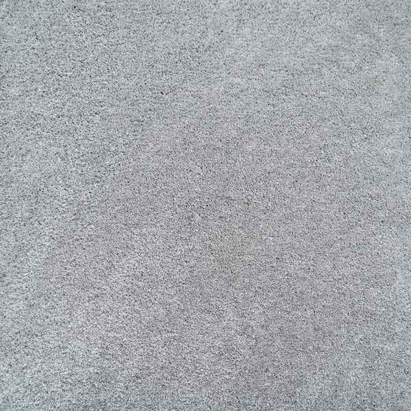 Grauer Teppichboden mit weicher, dichter Textur.