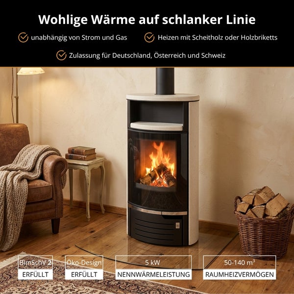 Moderner Kaminofen in einem Wohnraum mit brennendem Holzfeuer, geeignet für Scheitholz und Holzbriketts, unabhängig von Strom und Gas.