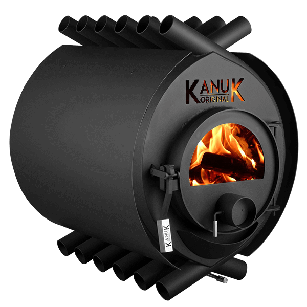 Schwarzer Kanuk Warmluftofen Original mit runder Brennkammer, Konvektionsrohren und brennendem Holzfeuer hinter der Glasscheibe.