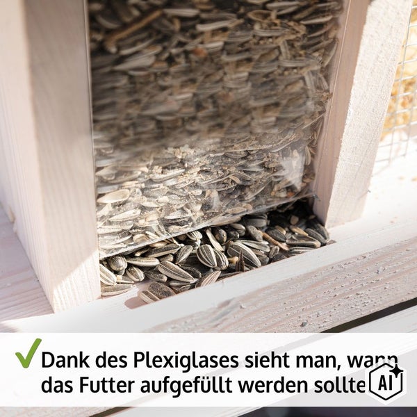 Vogelfutterhaus aus Holz mit einem Sichtfenster aus Acrylglas, gefüllt mit Sonnenblumenkernen.