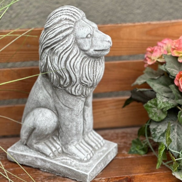 Gartenfigur sitzender Löwe aus Steinguss, Steinfigur für den Außenbereich.