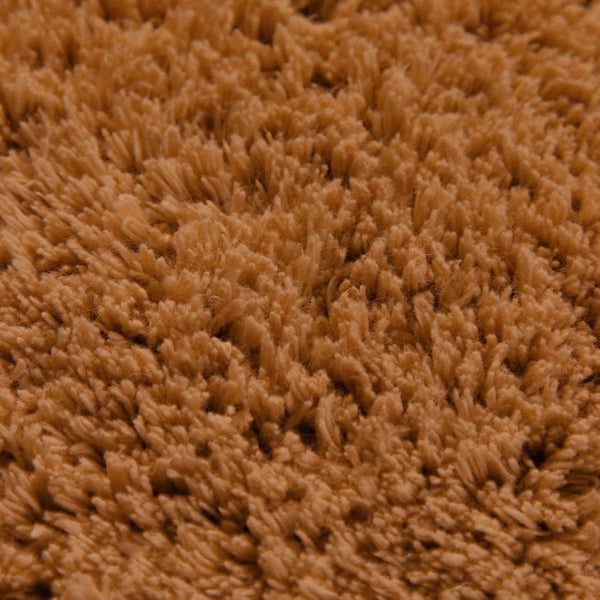 Detailaufnahme eines Hochflor-Teppichs mit dichter Faserstruktur.