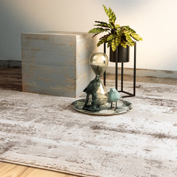 Moderner Kurzflorteppich mit abstraktem Vintage-Muster in einem hellen Raum mit dekorativem Holzwürfel, Zimmerpflanze und Wohnaccessoires.